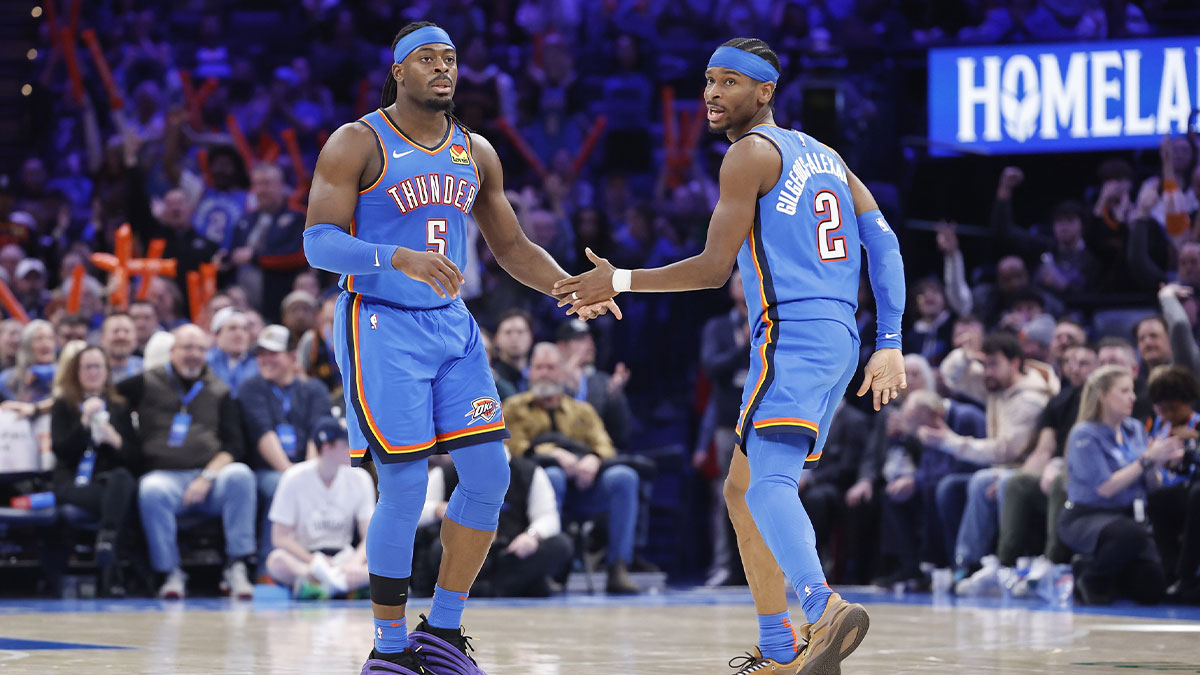 Thunder Guard Lu Dort (5) and Shai Gilgeous-Alexander (2) Watcher (2) Follow the game against Miami heat during the second half in Center Paicom