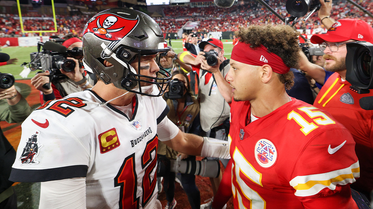 Tampa Bai Buccaneers Quarterback Tom Brady (12) Sail in Kansas City Chiefs Cuarterback Patrick Mahomes (15) After the game at Raymond James Stadium. 