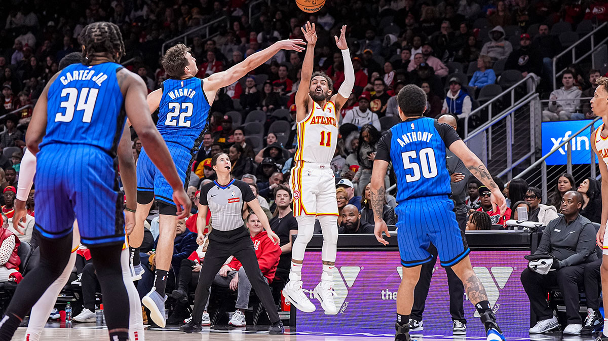 亚特兰大老鹰队的后卫Trae Young（11岁）在下半场在州农场竞技场的奥兰多魔术前锋Franz Wagner（22岁）射击。 