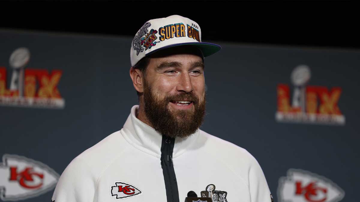     Kansas City Chiends Titifer End Travis Kelce (87) During the press conference in advance super Bowl character to New Orleans Marriott.