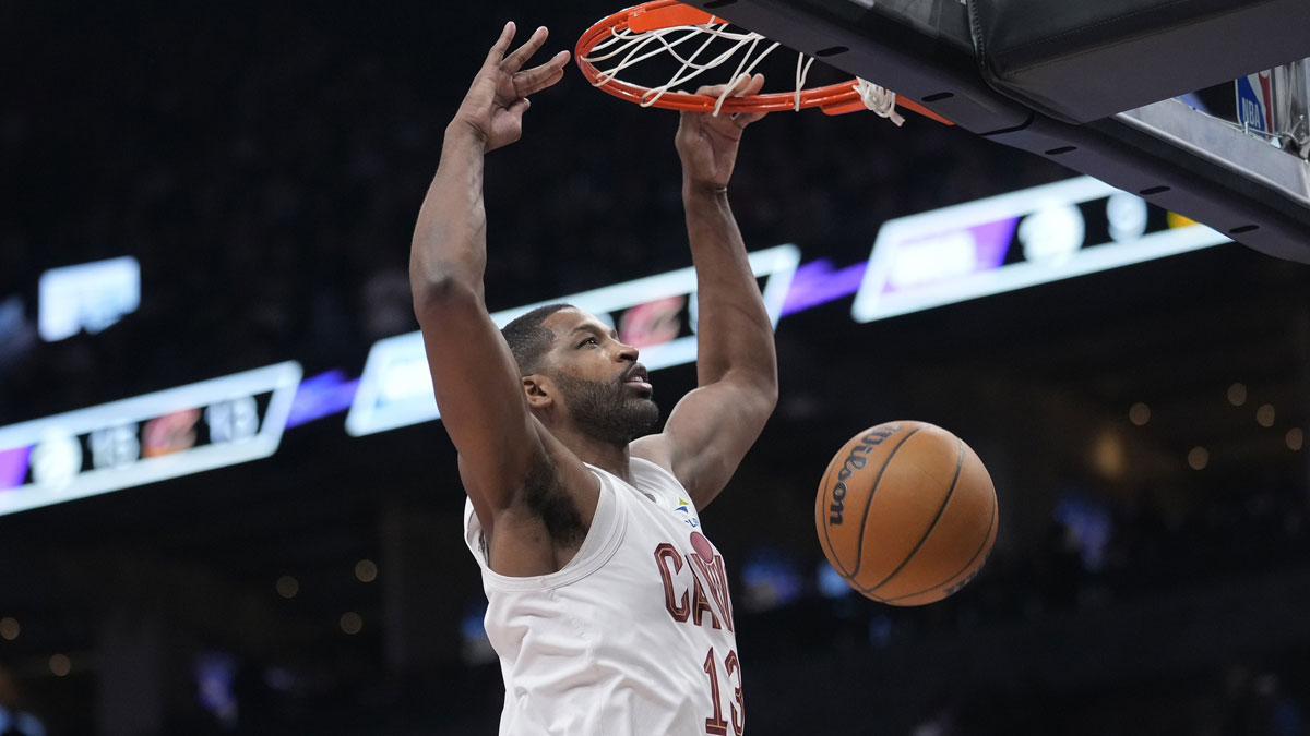 Cleveland Cavaliers Center Tristan Thompson (13) Dugs the ball against Toronto Raptor during the second half in Scotiabank Arena.