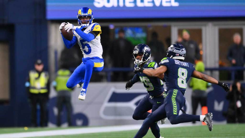 Los Angeles Rams see receiver Tutu Atwell (5) grabbed Seattle Seahawks during overtime to Lunten field.