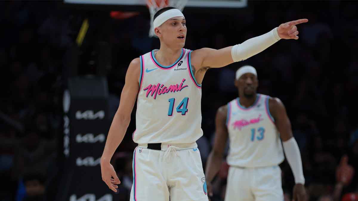 迈阿密热身后卫泰勒·赫罗（Tyler Herro）（14岁）在第三季度在卡西亚中心对印第安纳步行者队得分后做出反应。