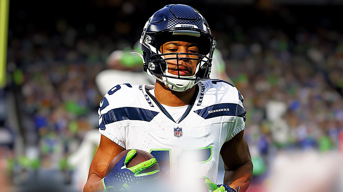 Seahawks, Tyler Lockett, Tyler Lockett Seahawks, NFL rumors, Tyler Lockett rumors, Tyler Lockett in Seahawks uni and Seahawks stadium in background