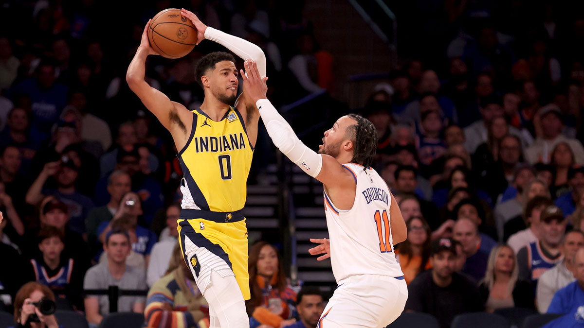 Indiana Pacers Guard Tires Haliburton (0) It seems to pass the ball against New York Knicks Guard in Jalen Brunson (11) during the third square in Madison Square Garden.