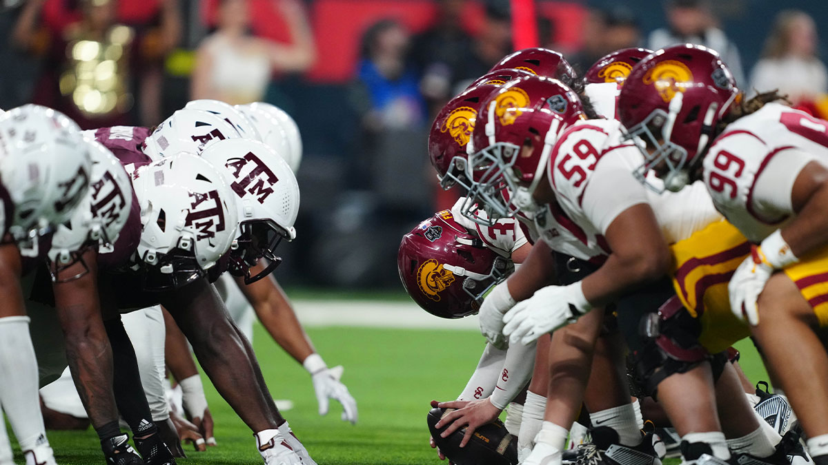 Southern California Trojans Long Snapper Hank Pepper (31) Snaps Ball v. Texas A & M Aggija to Algiant Stadium. Mandatory Credit: Kirby Lee-Imangn Pictures