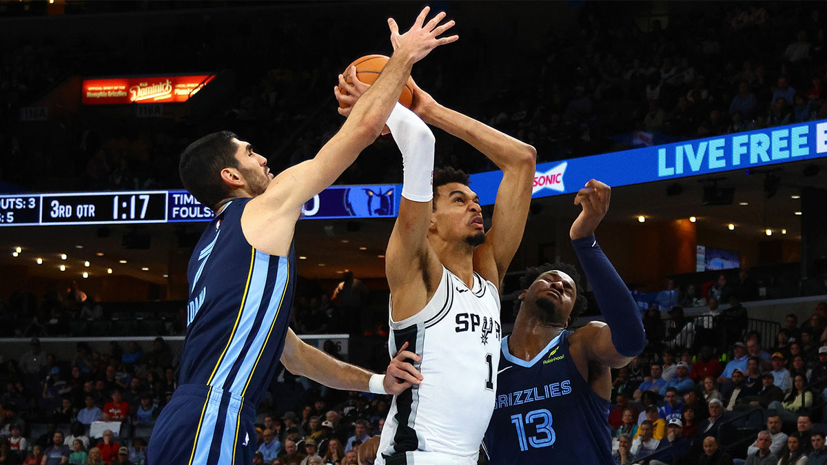 San Antonio Spurs Center Victor Victor Viganiaama (1) Drive to Cart Between Memphis Grizzlies Next Santi Aldama (7) and apright Jackson Jr. (13) during the third quarter in FedExforum. 