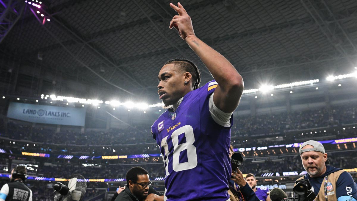 Minnesota Vikingi Viding Receiver Justin Jefferson (18) Goes off the field after Green Bay Packers in the American Bank Stadium.