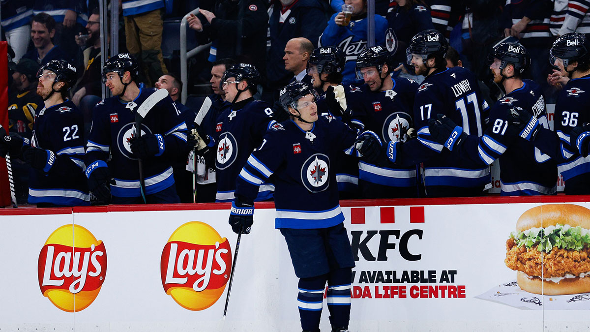 Vinnipeg Jets Next Vladislav Namstnikov (7) The first period congratulates his goals against Boston Bruins in the first period in the Cani Life Center.