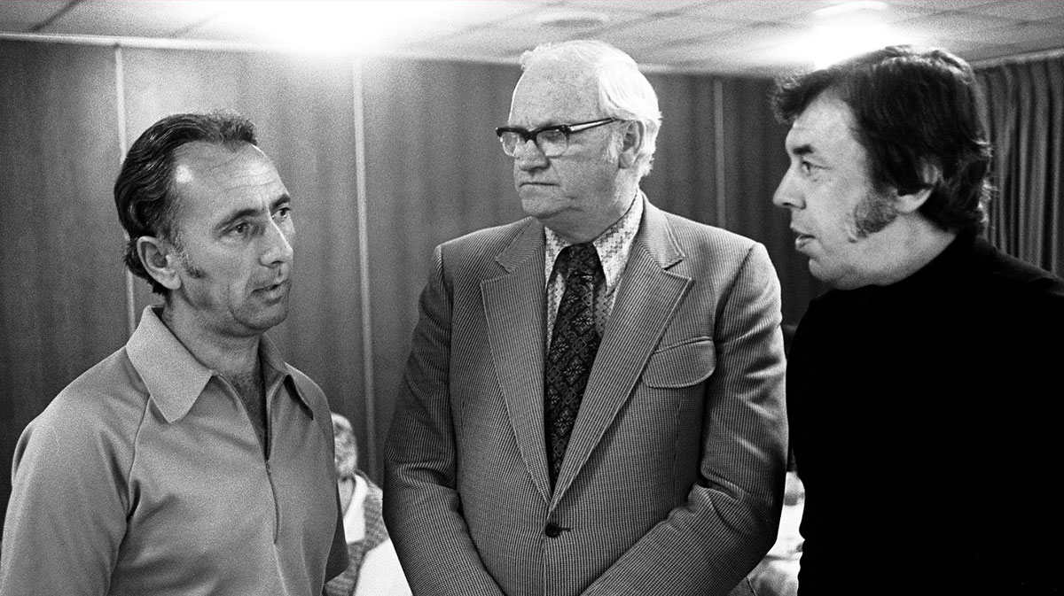 Three of the coaches of the first annual four-star basketball reunification in a brunch organized by Tennessean on April 8, 1974. Speaking of stars' matches are the former Grand Bob Bob Cousy of Boston, who will train the team of the Missouri Valley Conference; Former Wake Forest Bones coach McKinney, who will lead to ACC; And Bill Van Breda Kolff, who will lead to the dry and his son Jan de Vanderbilt.