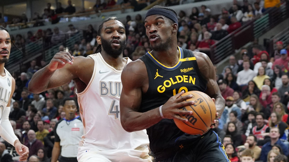 Chicago Bulls Next Patrick Williams (44) Defend Gold State Warriors forward Jimmy Butler (10) during the first half in the United Center.