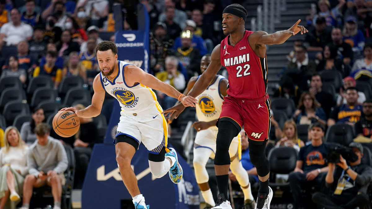 Warriors of Stephen Curri (30) Dribible next to Miami heat forward Jimmy Butler (22) in the third quarter in Chese Center