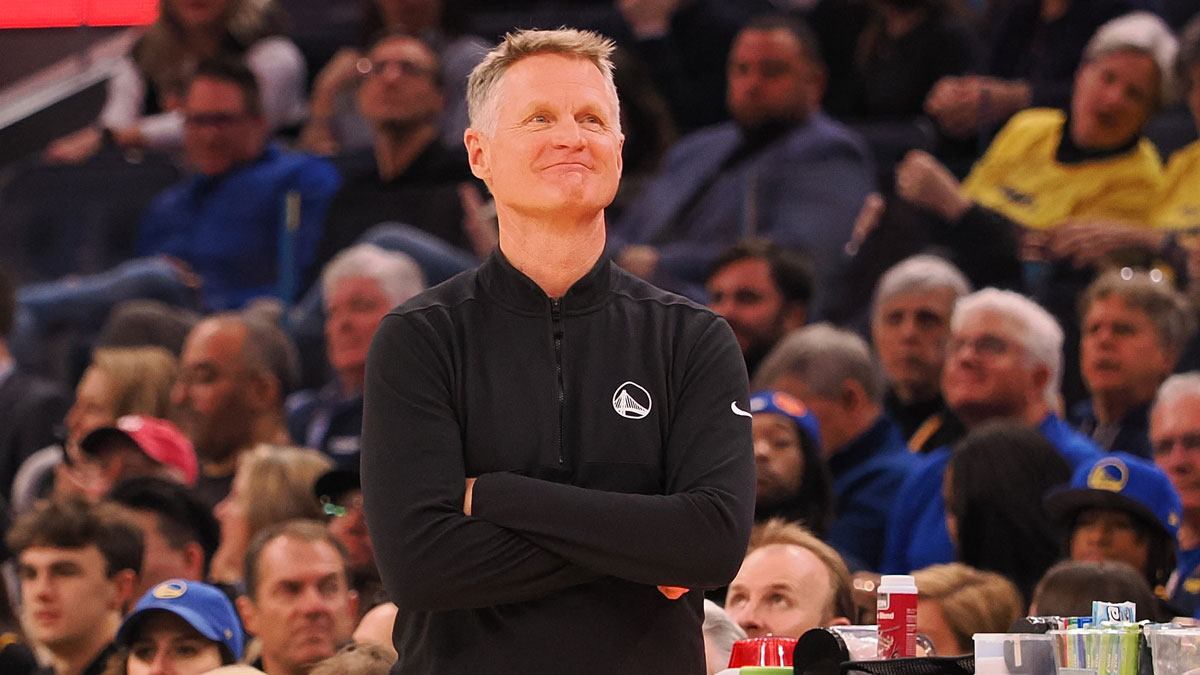 勇士队的主教练史蒂夫·克尔（Steve Kerr）在第二节对阵奥兰多魔术队的勇士篮子在大通中心对阵奥兰多魔术