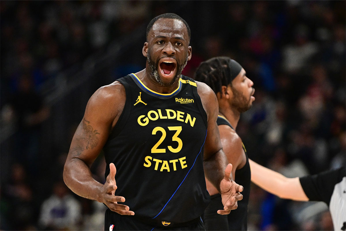 勇士队前锋德雷蒙德·格林（Draymond Green）（23岁）在第三季度对密尔沃基雄鹿的技术犯规后做出了反应。