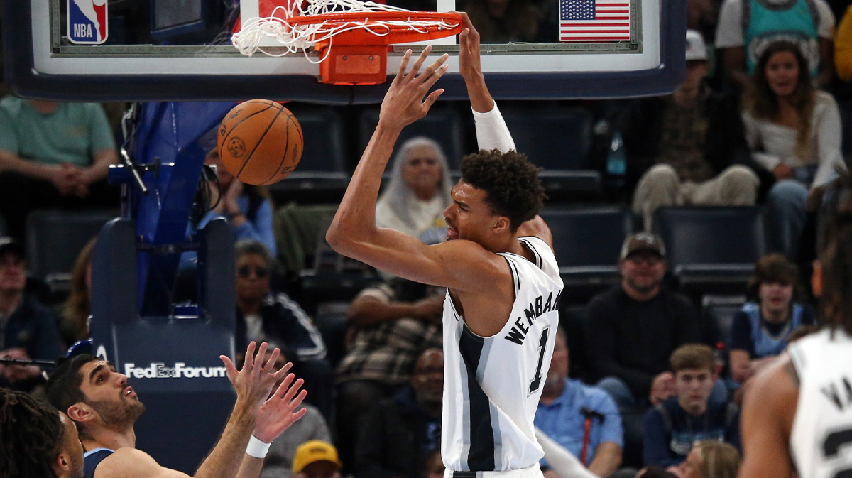 San Antonio Spurs Center Victor Vigbania (1) Dunks during the first quarter against Memphis Grizzlies in FedExforum.