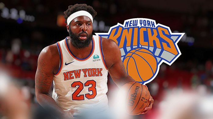 Mitchell Robinson with Knicks logo.