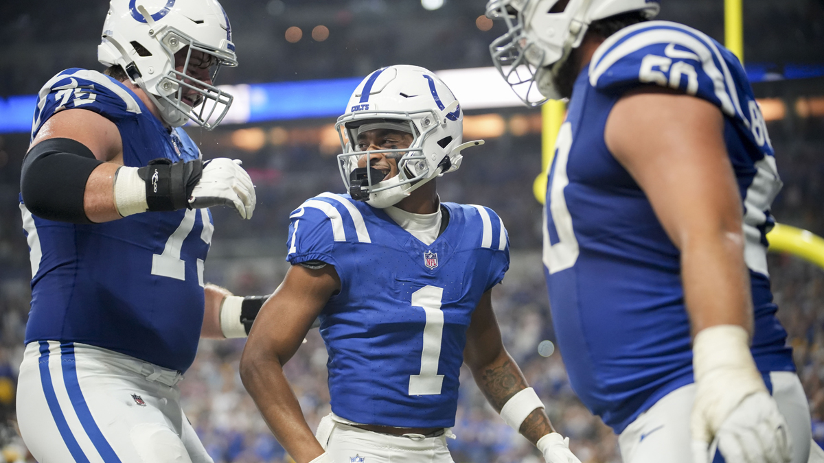 Indianapolis colts Vide Receiver Josh Downs (1) Glory with Indianapolis Colts Guard will fries (75) and Indianapolis Colts Linebacker Segun Touch on Sunday, 29. September, 2024, during play at Steeler Steeler at Lucas in Indiana.