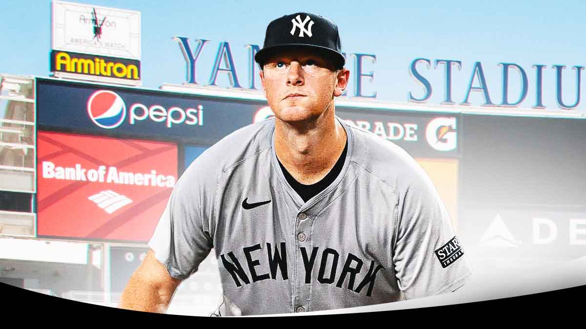 DJ LeMahieu (Yankees) playing in the infield, Aaron Boone in background at Yankee Stadium