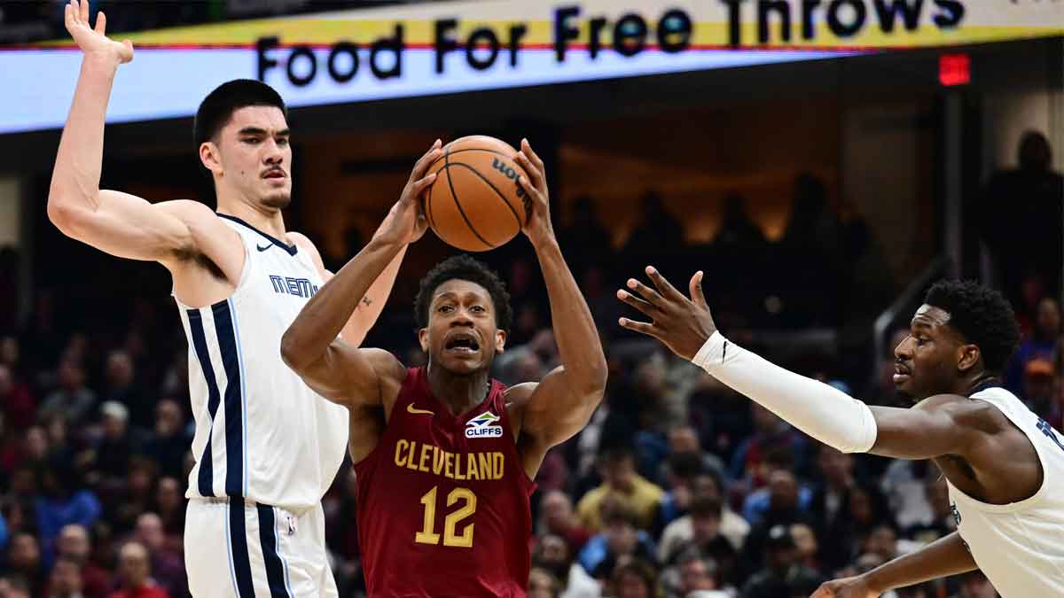 Cleveland Cavaliers Napres De'andre Hunter (12) Drive to Cart vs. Memphis Grizzlies Center Zach Edei (14) and apright Jackson Jr. (13) during the first half on the rocket arena.