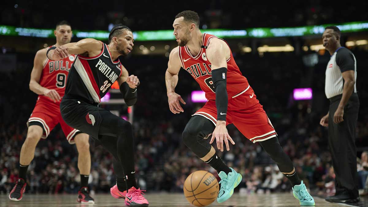 Chicago Bulls Guard Zach Avalanche (8) Drive to the basket during the first half against Portland Trail Blazers Next Toumani Camara (33) in the Fashion Center.