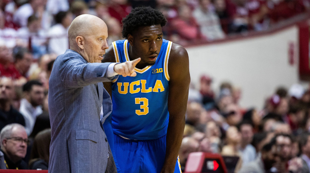 Ucla Bruins Chief Coach Mick Cronin discussed the guard of Eric Dailyy Jr. (3) In the second half against Hoosier Indiana in the Skjodt Assembly.