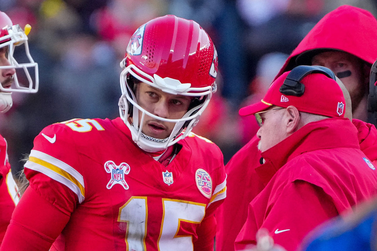 Kansas City Chiefs Quarterback Patrick Mahomes (15) Talks with the main coach Andy Andy Reid during the second half against Houston Texans in the field of Geha at Arrovhead. 