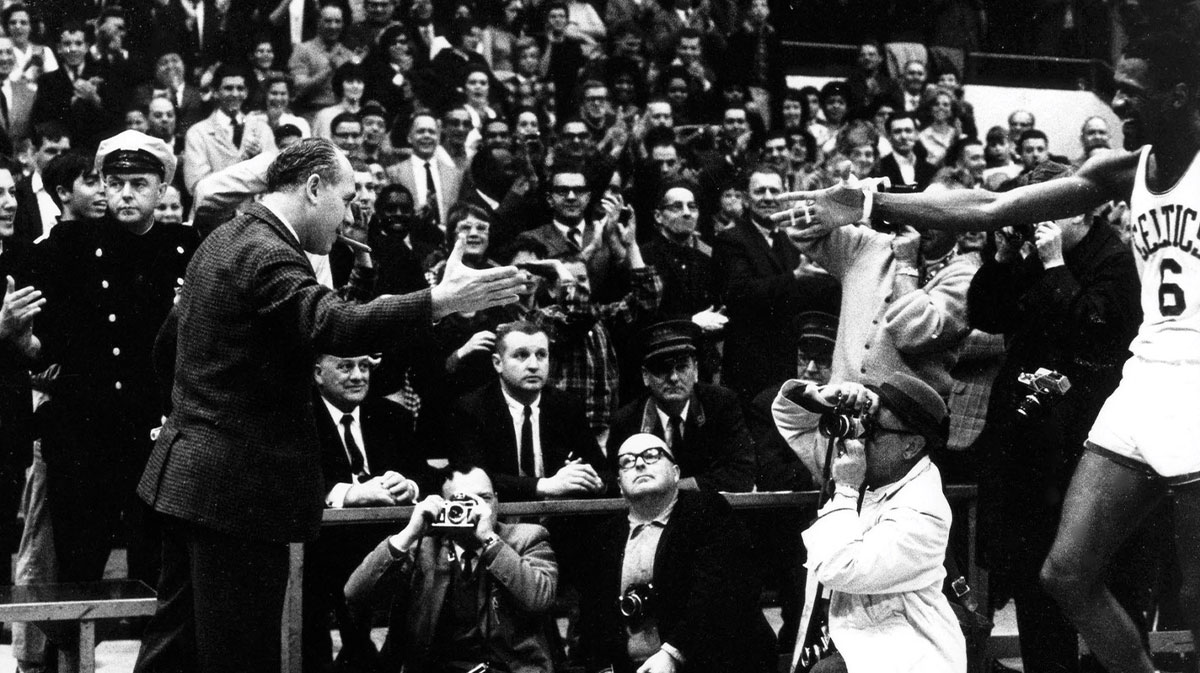 The former head coach of the Boston Celtics, Red Auerbach, is congratulated after a match of the former Grand Bill Russell of Celtics at Boston Garden in Boston, Ma.