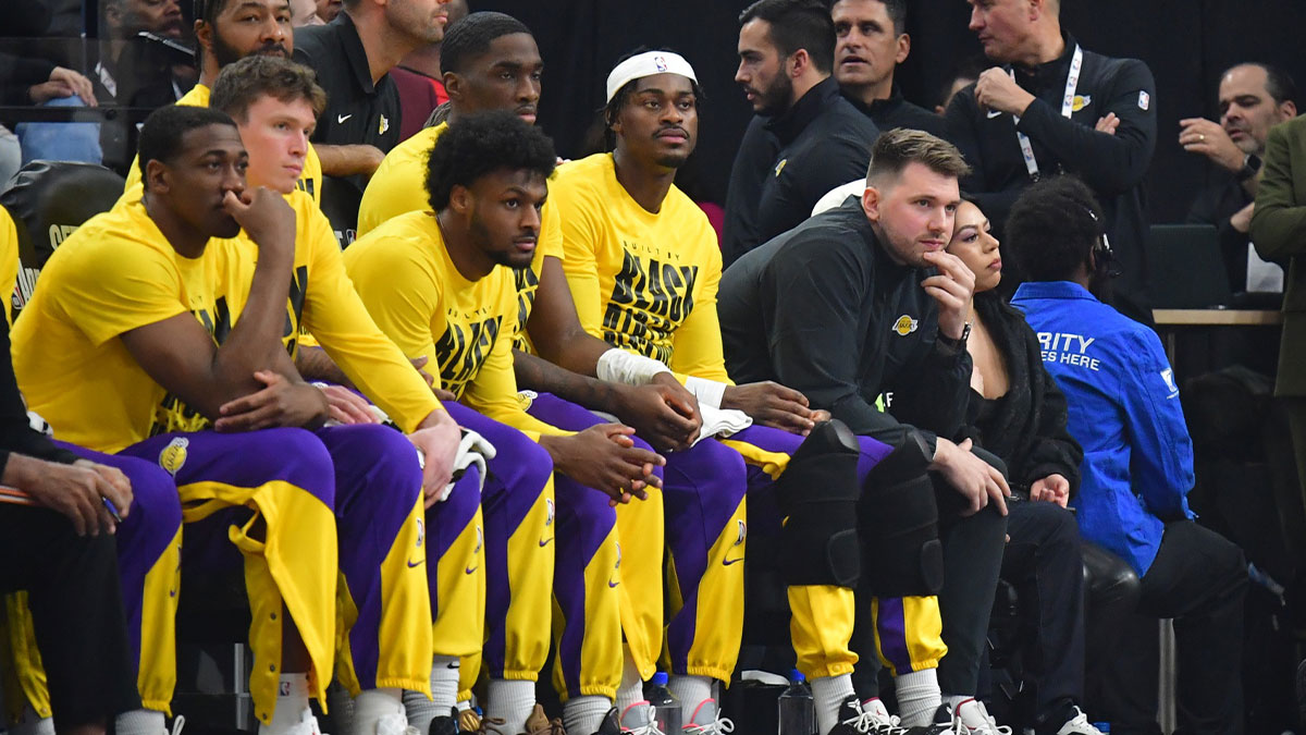 4. February 2025; Inglewood, California, USA; Against Los Angeles Lakers Guard Luka Doncic watches the game Action against the scissors against Los Angeles during the first half of the Intuit Dome.