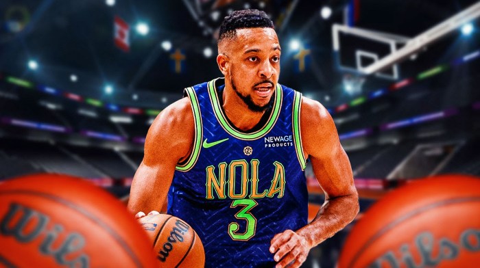 Pelicans G CJ McCollum with court in background