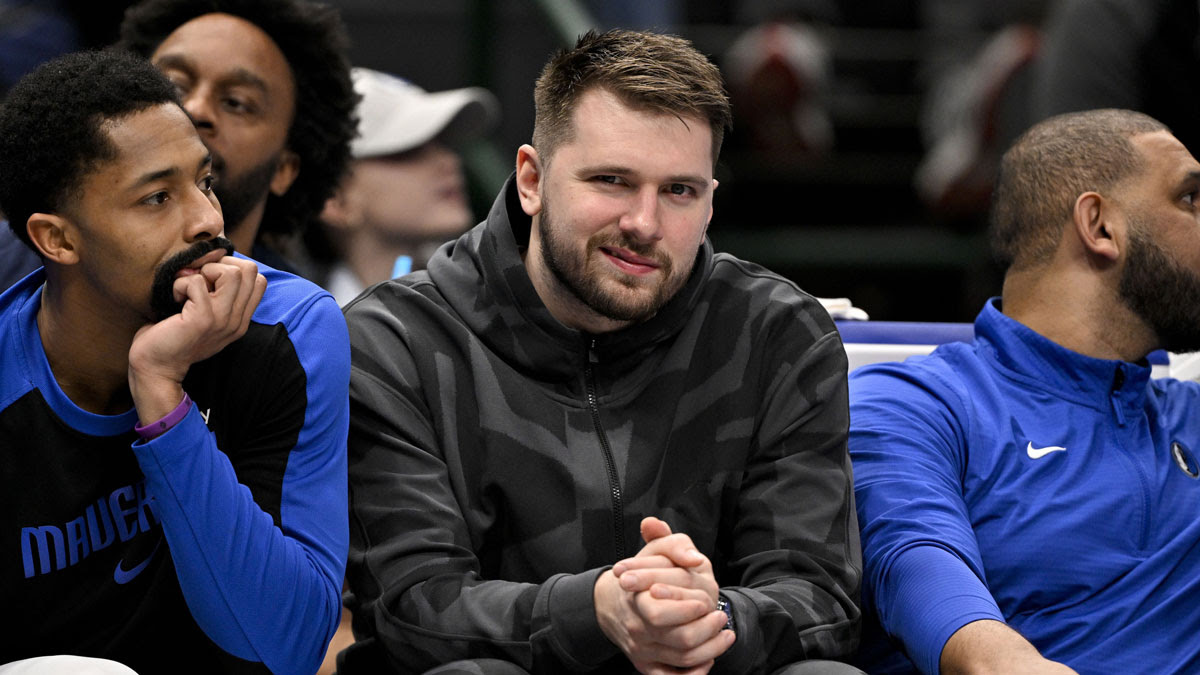 Dallas Mavericks Guard Luka Dončić looks from the team bench during the second quarter against Visards in the center of Airlines Airlines.