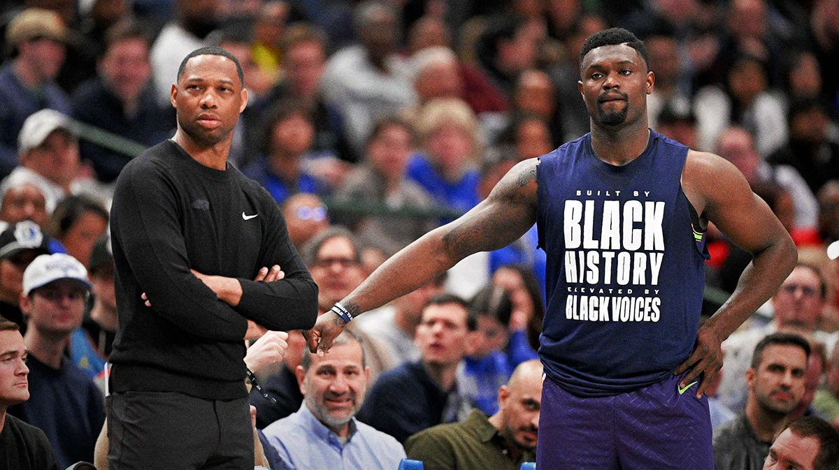 The new Orleans Pelicans Chief Coach Willie Green (left) and Sion Williamson (right) look at the second half of the game against Dallas Mavericks to the center of American Airlines. 