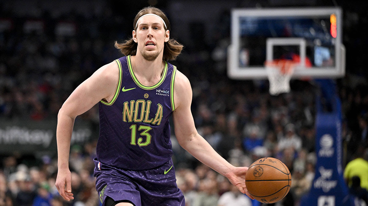 新奥尔良鹈鹕队的前锋凯利·奥利尼克（Kelly Olynyk）（13）在第二节对阵美国航空中心的达拉斯小牛队传球。 