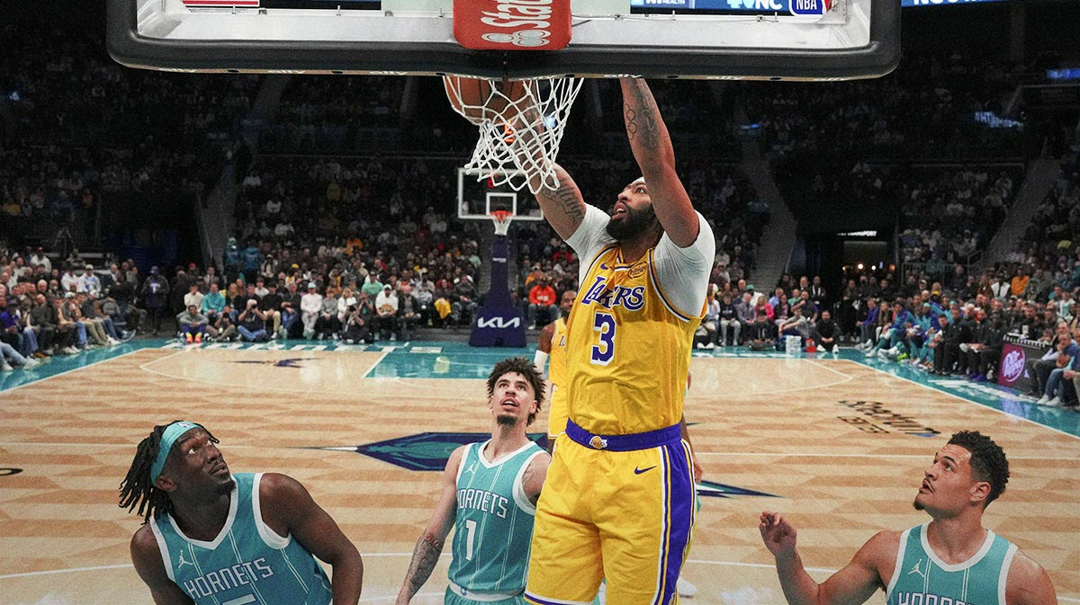 Los Angeles Lekers for the front Anthony Davis (3) with a hammering against Charlotte Hornet during the second half in the center of the spectrum. 