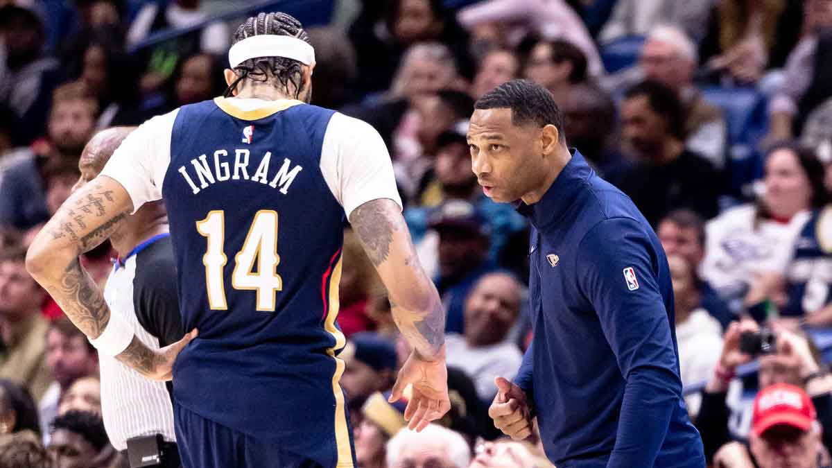 The new Orleans Pelicans Chief coach Willie Green discussed Brandon Ingram (14) against Phoenix Sun during the second half to the center of Smoothie King. 