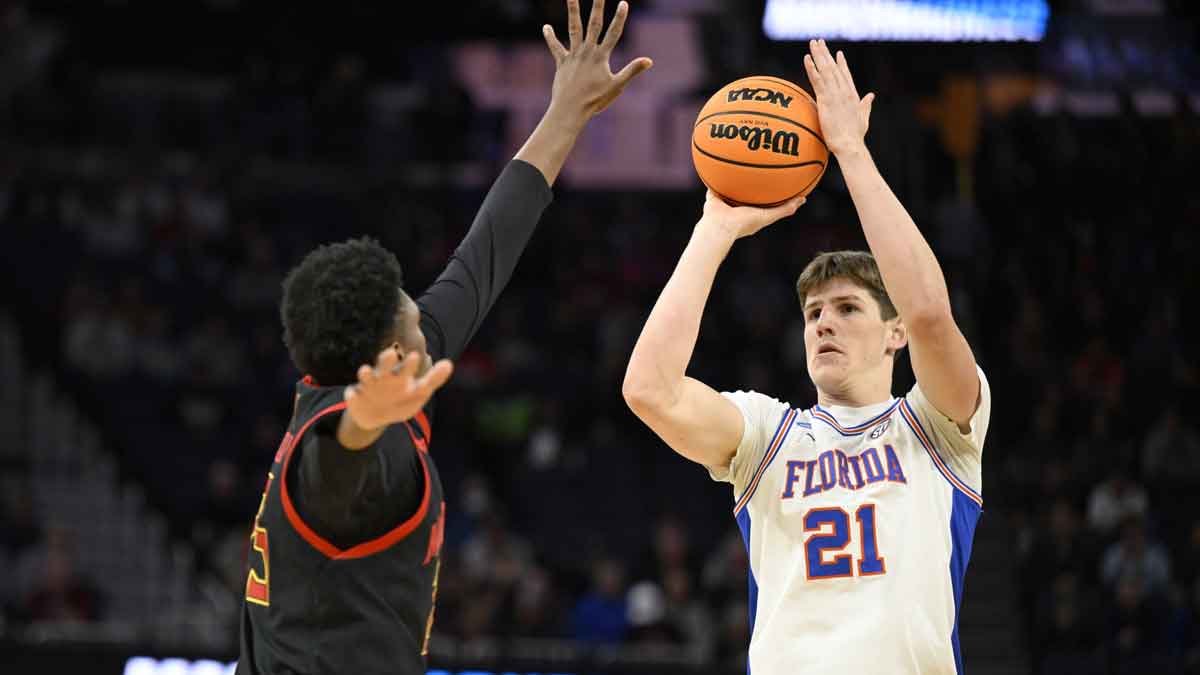 Florida Gators forward Alex Condon (21) shoots a three point basket past Maryland Terrapins center Derik Queen (25) during the first half during a West Regional semifinal of the 2025 NCAA tournament at Chase Center.