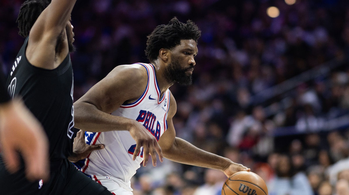 76人中心乔尔·恩比德（Joel Embiid）（21）在对富国银行中心的布鲁克林篮网行动中