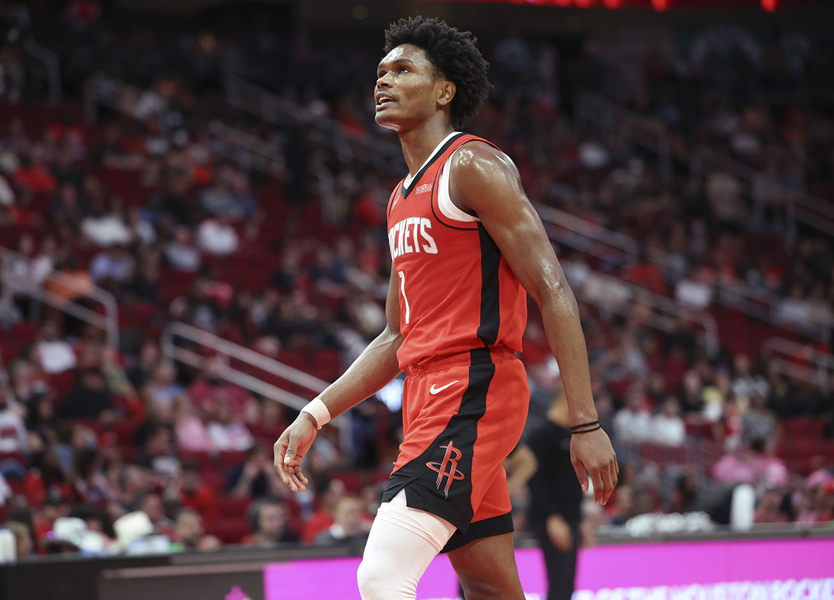 Houston Rockets Next Amen Thompson (1) go off the court after they suffer obvious injuries during the fourth quarter against new orleans of pelicans in the toyotti center. 