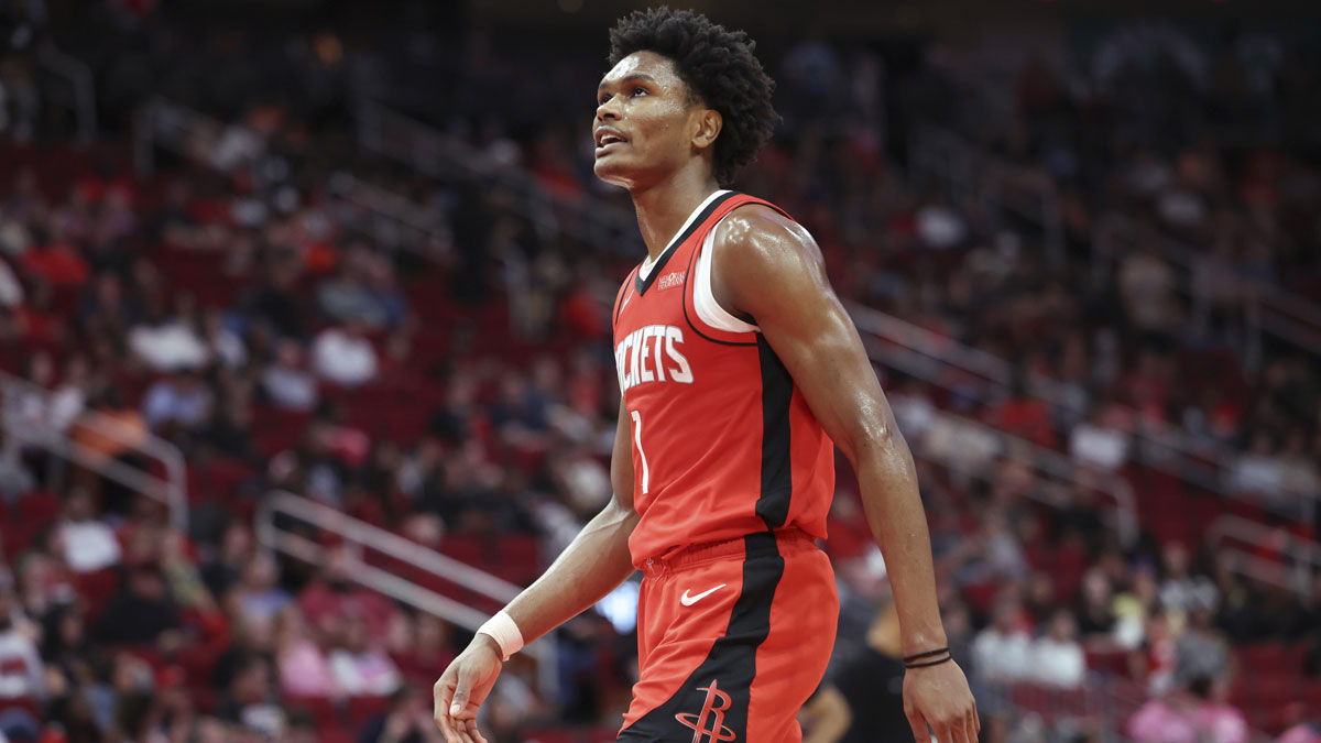 Houston's Rockets striker, amen Thompson (1), leaves the field after suffering an apparent injury during the fourth trimester against New Orleans Pelicans in Toyota Center. 