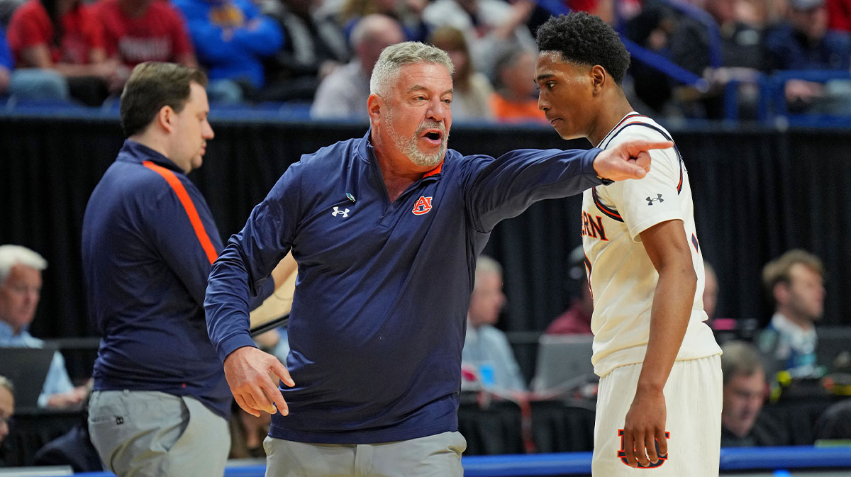 Auburn Tigers head coach Bruce Pearl talks to Auburn Tigers guard Tahaad Pettiford (0) during the first half against the Alabama State Hornets in the first round of the NCAA Tournament at Rupp Arena.