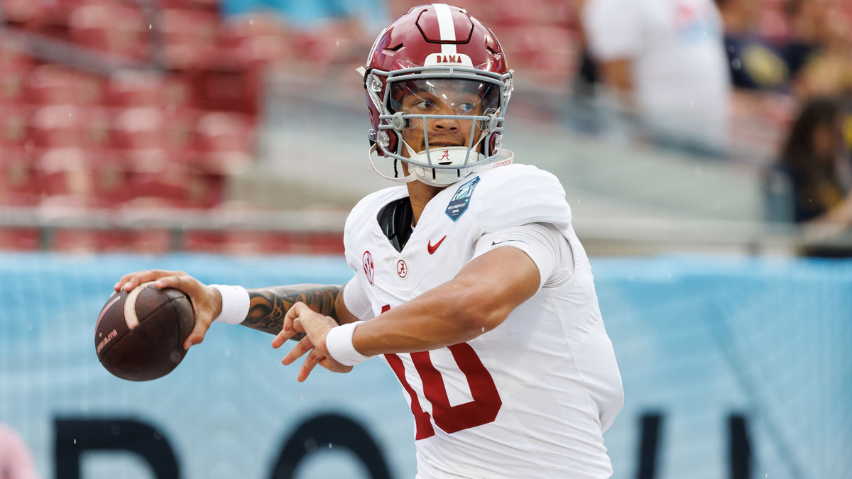 Alabama Crimson Tide quarterback Austin Mack (10) throws the ball before a game against the Michigan Wolverines at Raymond James Stadium