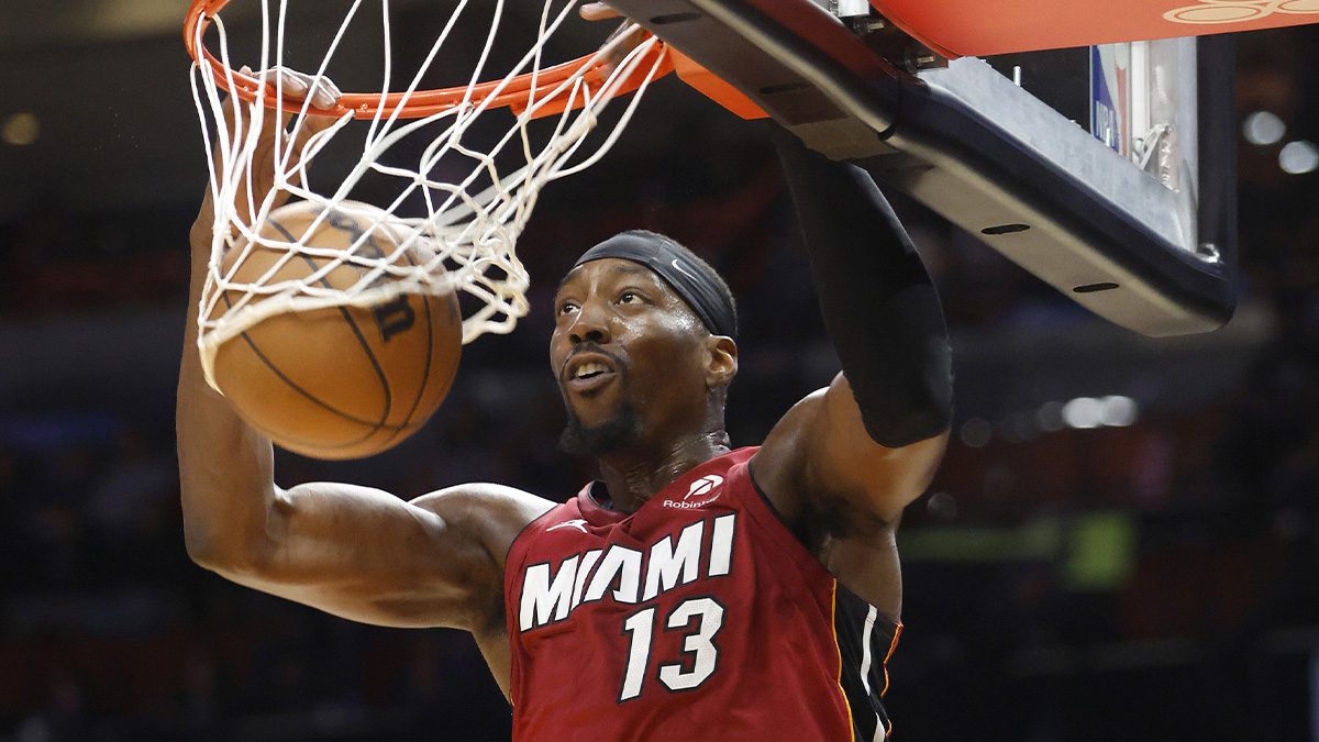 上半场，迈阿密热火中心（Bam Adebayo）（13）在卡西亚中心（Kaseya Center）对华盛顿奇才队扣篮。