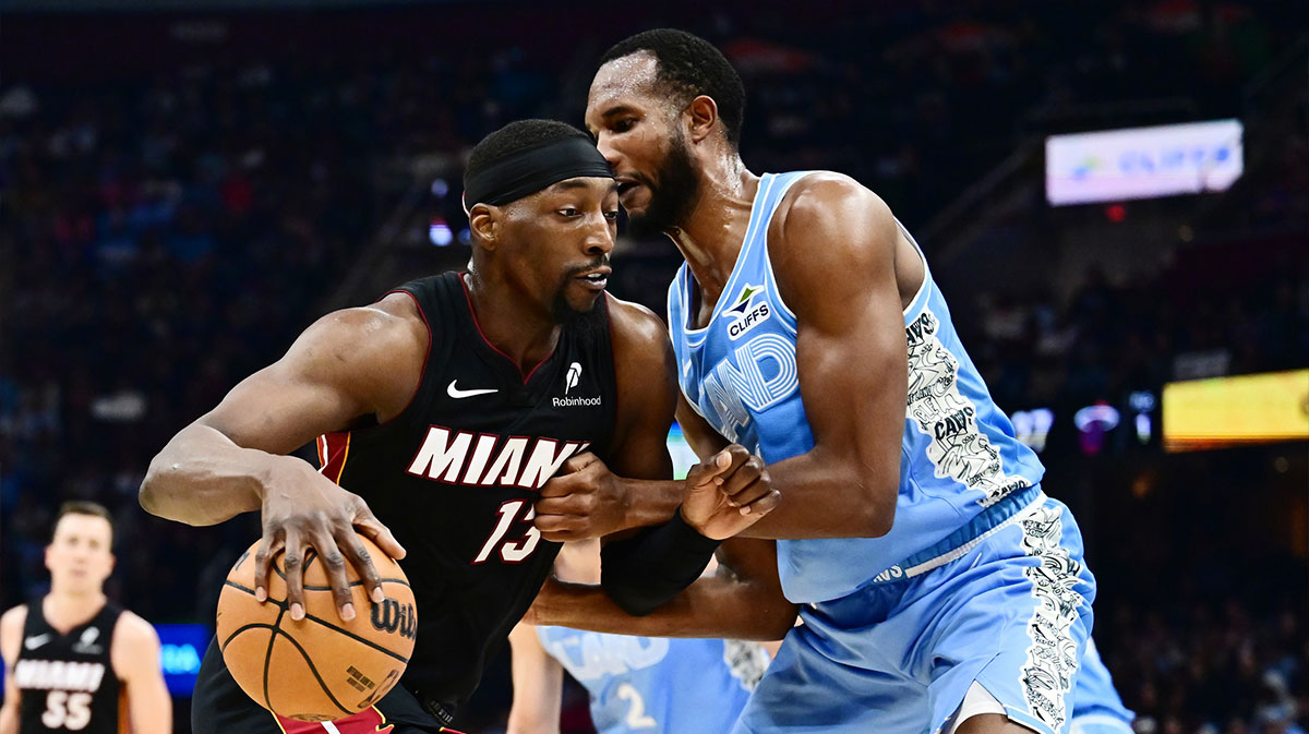 迈阿密热火中心BAM ADEBAYO（13）在上半场在火箭竞技场上半场对阵克利夫兰骑士队的前锋埃文·莫布利（4）。