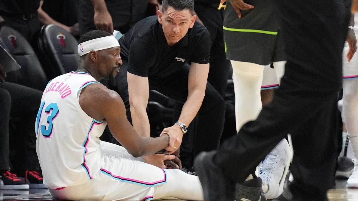 迈阿密热火中心Bam Adebayo（13岁）在错过蜂鸣器的比赛中失去了对阵明尼苏达州森林狼队的比赛后花了一点时间，因为助理教练克里斯·奎因（Chris Quinn）在卡西亚中心（Kaseya Center）援助。