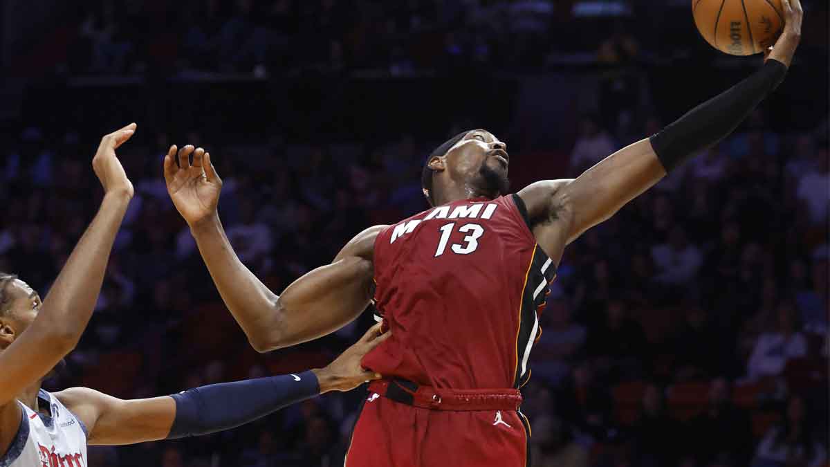 Miami heat center Bam Adebaiio (13) catches the jump in front of Washington Wizard Alex SaRDira first half in the center of Kaseya.