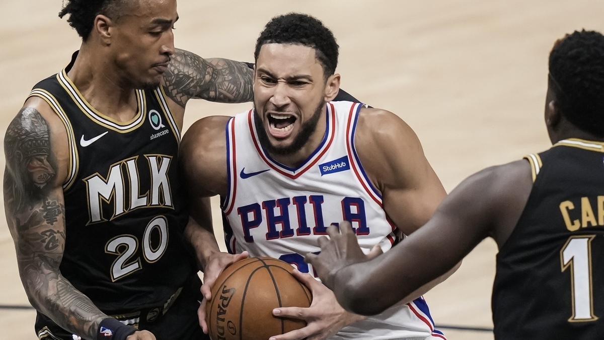 Philadelphia 76ers Guard Ben Simmons (25) Drive to Cart against Atlanta Hawks, Pread John Collins (20) during the first half in the game six in the second round of playoffs in the NBA 2021. Years. On the state farm Arena.