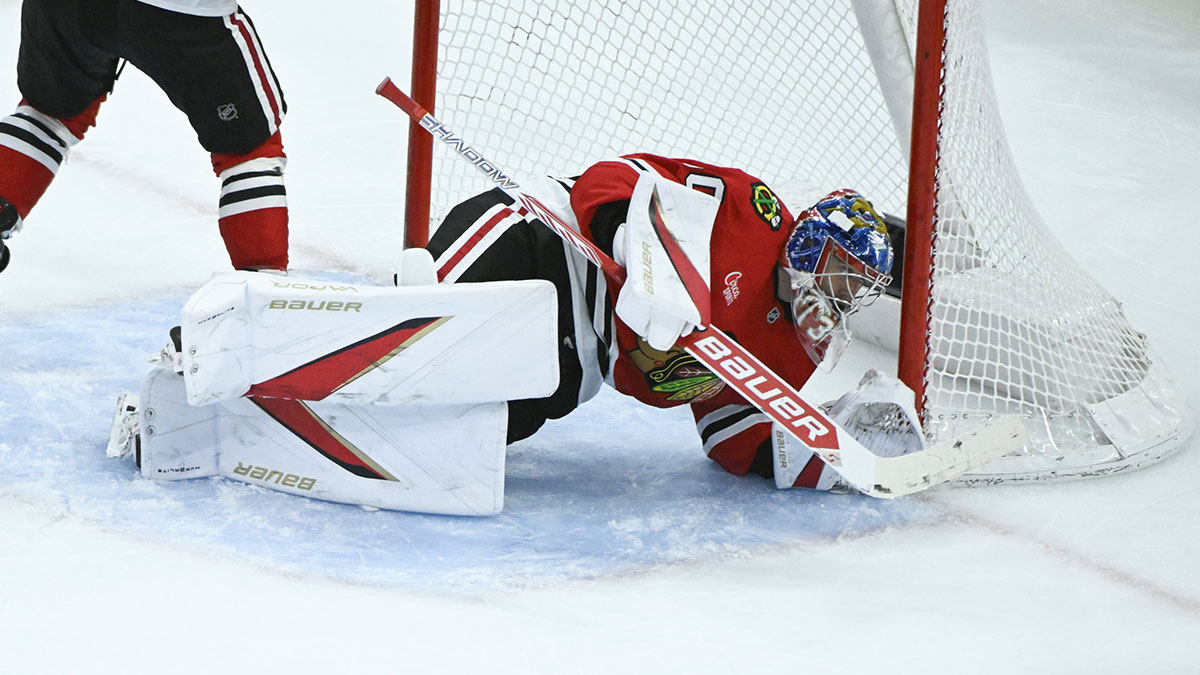 Chicago Blackhawks goaltender Spencer Knight (30) defends against the Los Angeles Kings in the third period at the United Center.