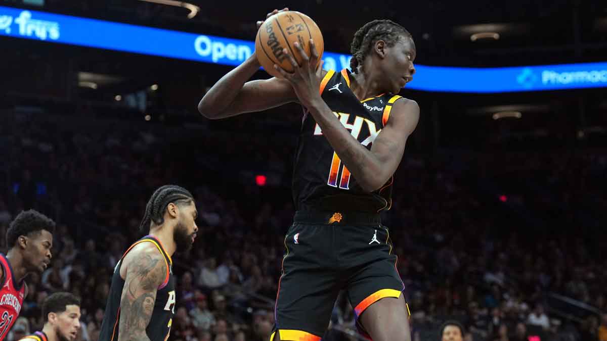 上半场，Phoenix Suns Center Bol Bol（11）在Footprint Center上对新奥尔良鹈鹕队进行反弹