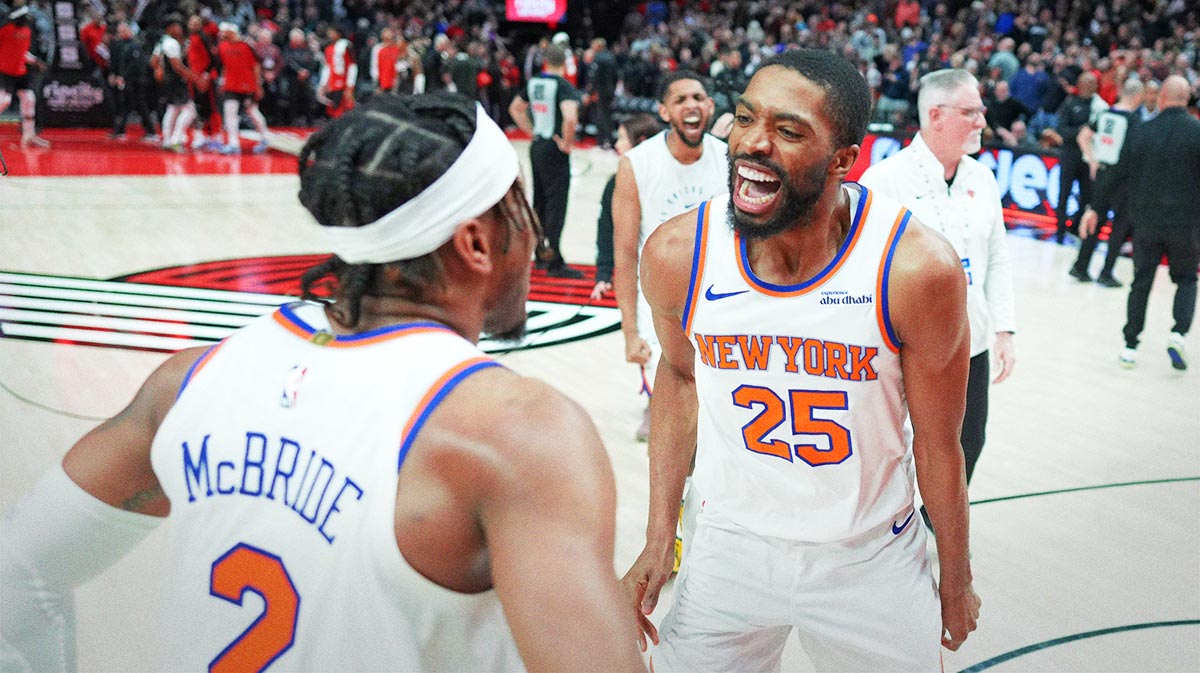 New York Knicks Small forward Mikal Bridges (25) Glory with the point of the rear kilometers McBride (2) After the game against Portland Trail Blazers in the Moda Center.