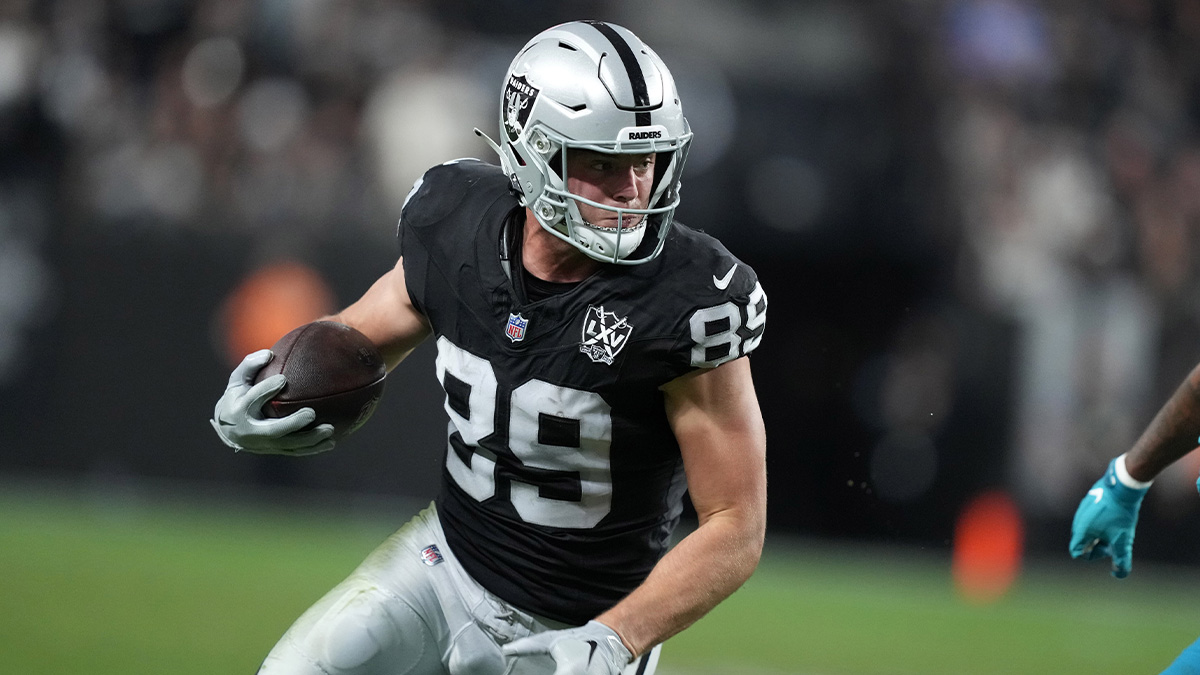 Las Vegas Raiders tight end Brock Bowers (89) carries the ball against the Jacksonville Jaguars in the second half at Allegiant Stadium.