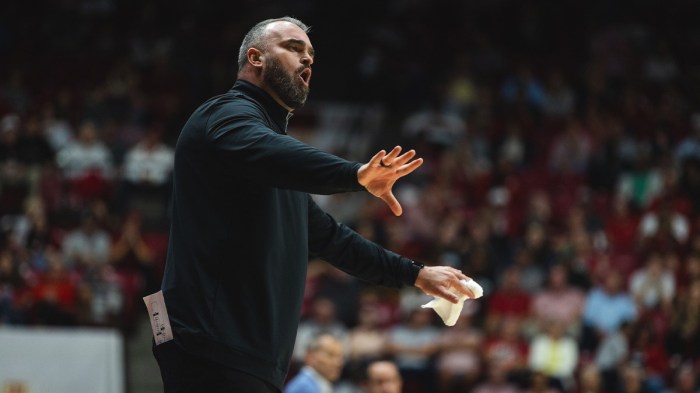 Arkansas State Red Wolves head coach Bryan Hodgson gives instructions to his players during the first half against the Alabama Crimson Tide at Coleman Coliseum. Mandatory Credit: Will McLelland-Imagn Images